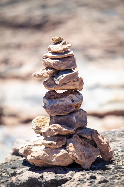 Stones balance, pebbles stack over blue sea — Stock Photo, Image