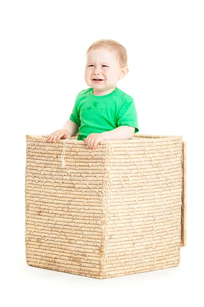 Маленький мальчик внутри коробки на белом фоне — стоковое фото