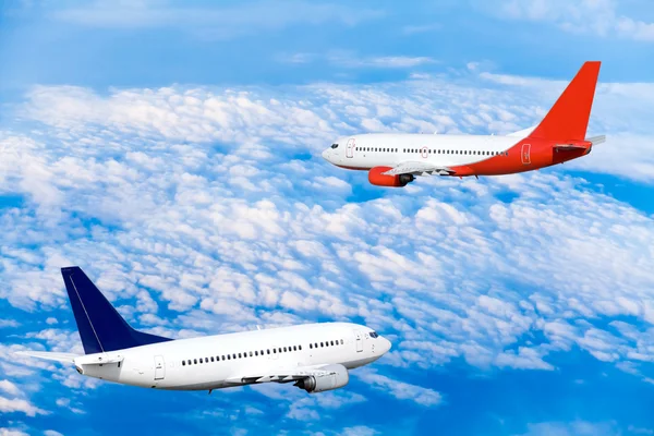 Avión volando en el cielo con nubes — Foto de Stock