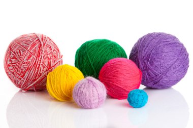 renkli farklı iplik topları. Beyaz backgr örgü yün