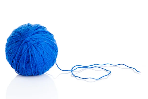 Balle bleue de fil à tricoter sur fond blanc — Photo