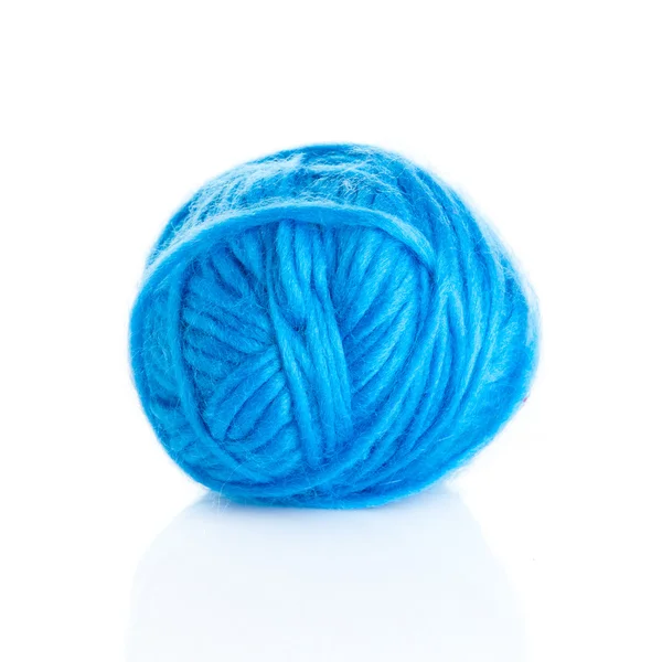 Bola azul de fios de tricô em um fundo branco — Fotografia de Stock