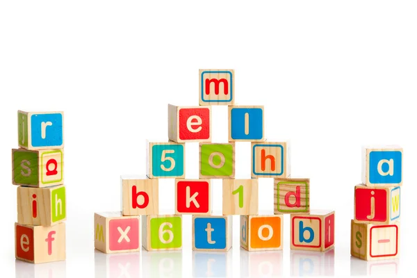 Cubos de brinquedo de madeira com letras. Blocos de alfabeto de madeira. — Fotografia de Stock