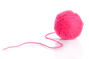 Beyaz arkaplanda pembe iplik topu