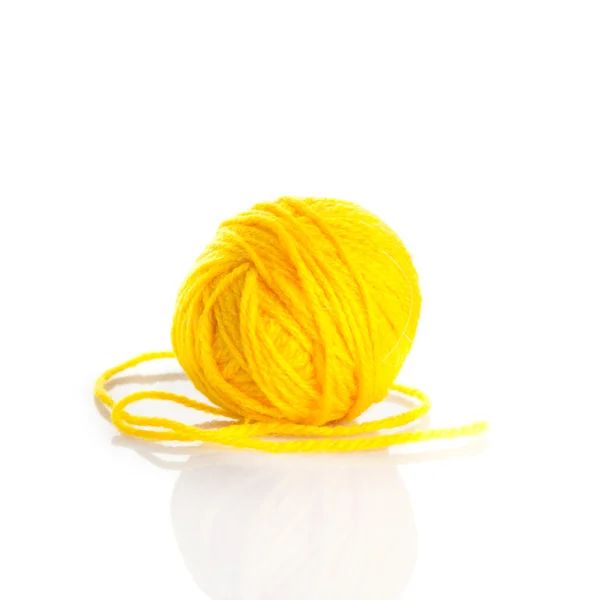 Μπάλα νήμα κίτρινο μαλλί που απομονώνονται σε λευκό φόντο — Φωτογραφία Αρχείου