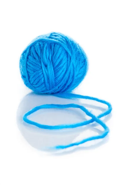 Sininen pallo neulelankaa valkoisella pohjalla — kuvapankkivalokuva