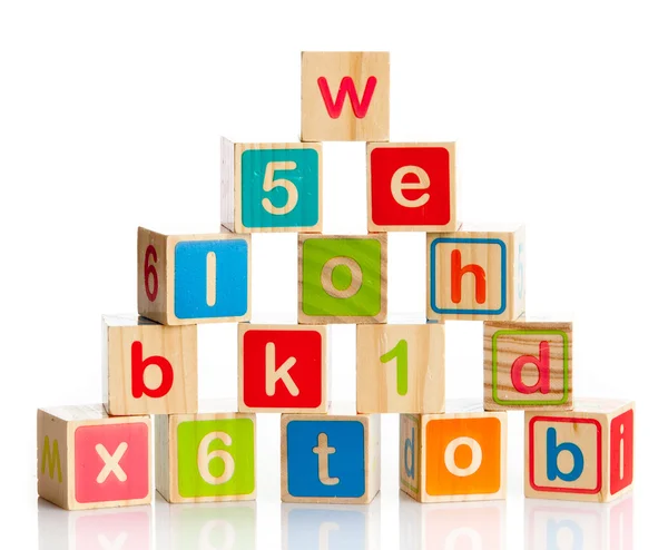 Cubos de juguete de madera con letras. Bloques de alfabeto de madera. — Foto de Stock