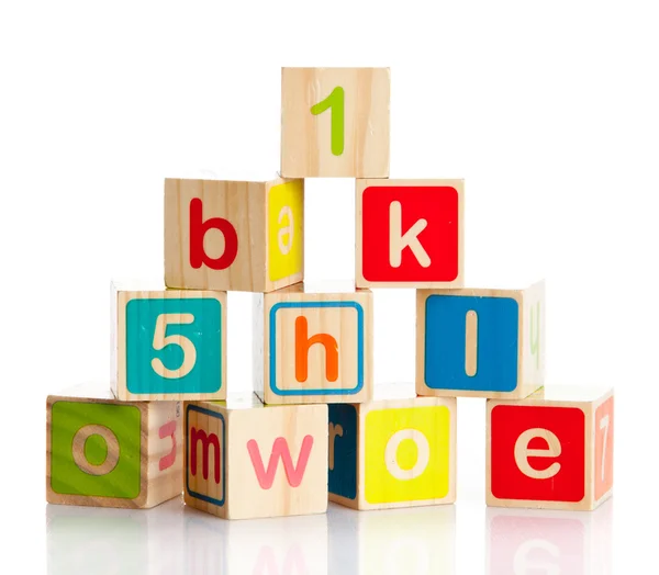 Cubos de brinquedo de madeira com letras. Blocos de alfabeto de madeira. — Fotografia de Stock