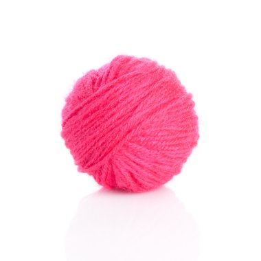 Beyaz arkaplanda pembe iplik topu