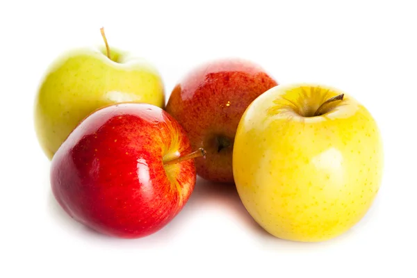 白い背景上に分離されて新鮮なカラフルなリンゴ — ストック写真