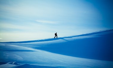 dağ tırmanışı. alpinists bir dağ tırmanışı