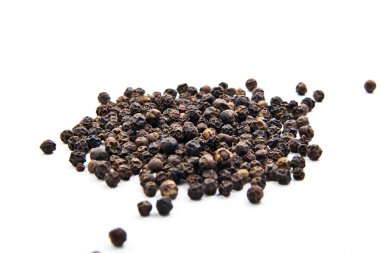 Beyaz arka plan üzerinde izole karabiber