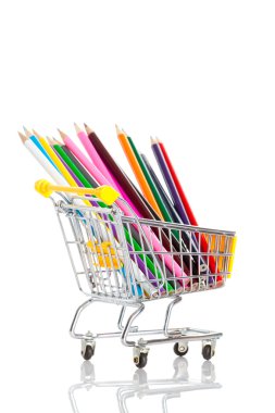 alışveriş sepeti içinde renkli kalemler.