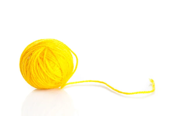 Sárga gyapjú fonal labda elszigetelt fehér background — Stock Fotó