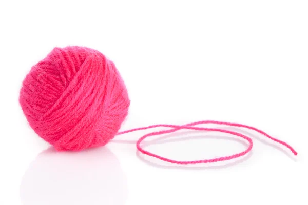 Balle de fil rose sur fond blanc — Photo