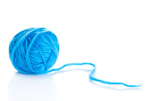 Palla blu di filato per maglieria su sfondo bianco — Foto Stock