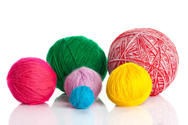 Palline di filo diverse colorate. lana lavorata a maglia su dorso bianco — Foto Stock