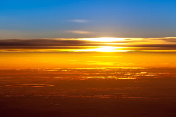 Zachód słońca z wysokości 10 000 km. dramatyczny zachód słońca. Widok słońca — Zdjęcie stockowe