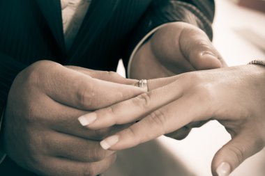 nikah yüzükleri. el ile ri düğün gelin bir çift portre