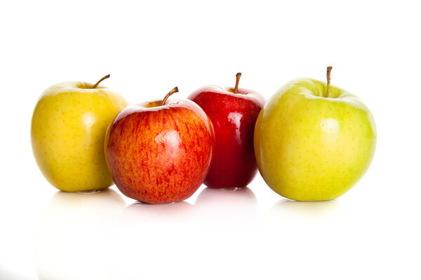 яркие яблоки на белом фоне
