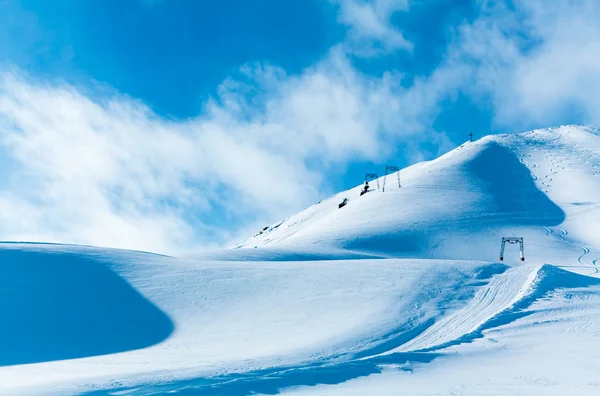 Сніжна гора. гори під снігу взимку — стокове фото