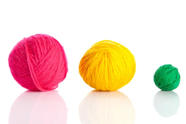 Разноцветные три шара. вязание шерсти на белом бэкгре — стоковое фото
