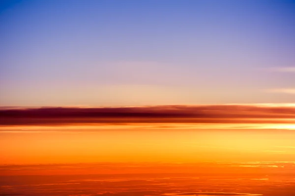 Puesta de sol con una altura de 10 000 km. Atardecer dramático. Vista de soles — Foto de Stock