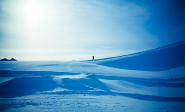 dağ tırmanışı. alpinists bir dağ tırmanışı