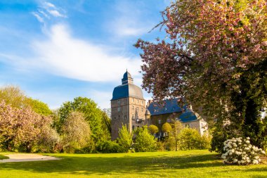 güzel yaz Almanya Kalesi manzarası. Schloss myllendo