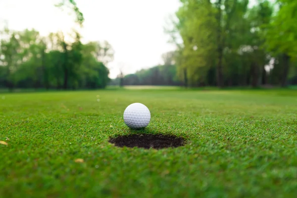 Golfball auf Becherlippe. — Stockfoto