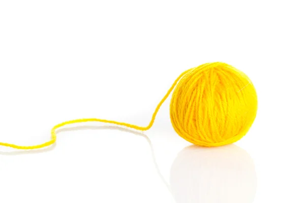 Bola de lana amarilla aislada sobre fondo blanco — Foto de Stock