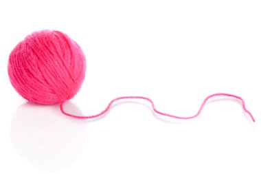 Beyaz arkaplanda pembe iplik topu