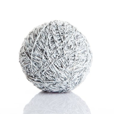 Beyaz arka plan üzerinde izole örme için iplik yumağı