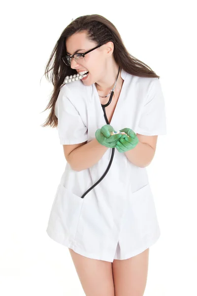 Doctora con pastillas en la mano. Médico femenino sosteniendo muchos pil — Foto de Stock