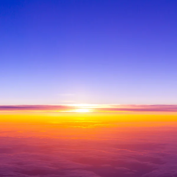 Puesta de sol con una altura de 10 000 km. Atardecer dramático. Vista de soles — Foto de Stock