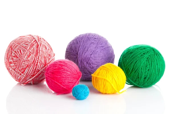 カラフルな異なるスレッドのボール。白いれたらに編みウール — ストック写真
