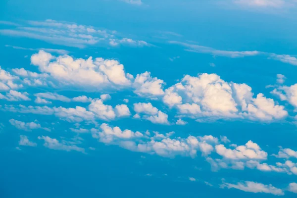 雲。飛行機の窓からの眺め。空と雲。pl — ストック写真