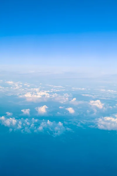 雲。飛行機の窓からの眺め。空と雲。pl — ストック写真