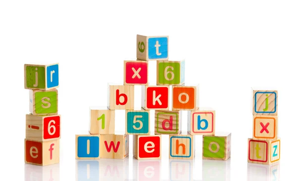 Cubos de juguete de madera con letras. Bloques de alfabeto de madera. —  Fotos de Stock