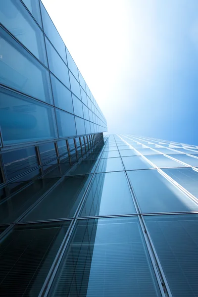 Edificio astratto. parete di vetro blu del grattacielo — Foto Stock