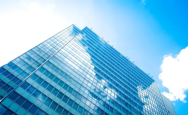 Abstraktes Bauen. Blaue Glaswand eines Wolkenkratzers — Stockfoto