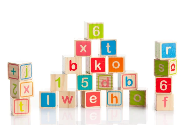 Cubos de brinquedo de madeira com letras. Blocos de alfabeto de madeira. — Fotografia de Stock