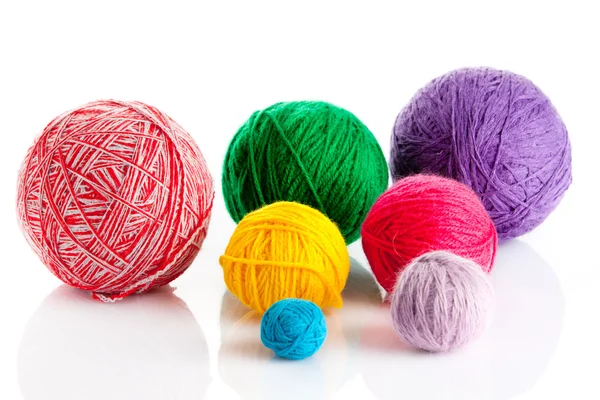 Färgglada annan tråd bollar. ull stickning på vit ba — Stockfoto