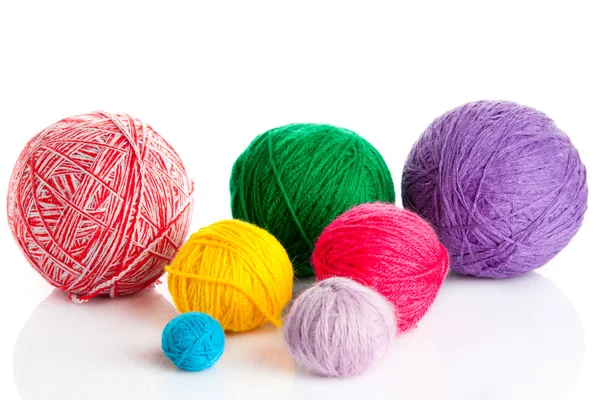 Разноцветные три шара. вязание шерсти на белом фоне — стоковое фото