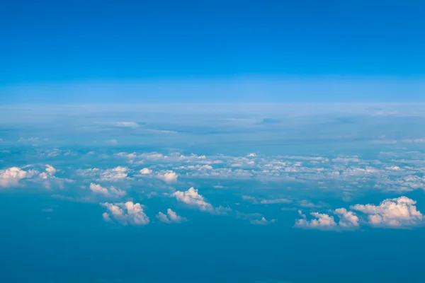 Nubes. vista desde la ventana de un avión. Cielo y nubes. Vista plana desde la ventana — Foto de Stock