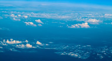 bulutlar. bir uçağın penceresinden görüntülemek. gökyüzü ve bulutlar. uçak görünüm penceresinde