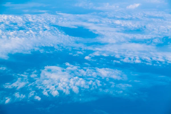 Σύννεφα. θέα από το παράθυρο ενός αεροπλάνου. ουρανό και τα σύννεφα. αεροπλάνο θέα από το παράθυρο Εικόνα Αρχείου