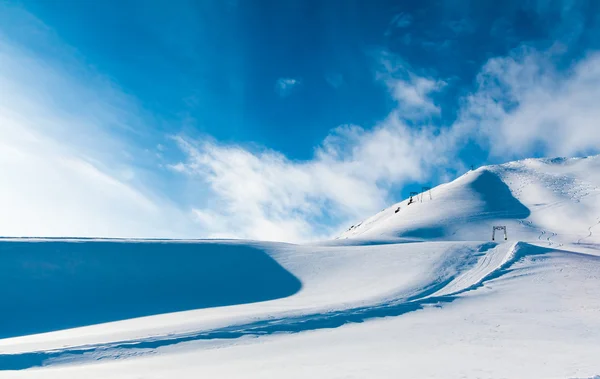 Снежная гора горы под снегом зимой — стоковое фото
