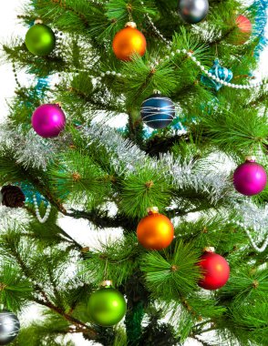 Noel süslemeleri. Noel top ve yeşil çam dalı