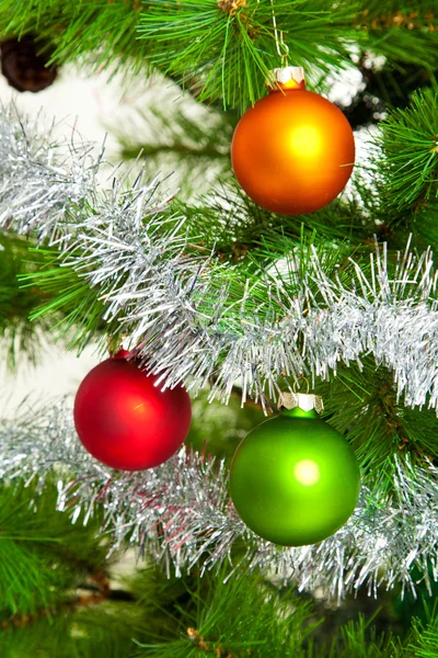 Weihnachtsdekoration. Weihnachtskugel und grüne Fichtenzweige — Stockfoto